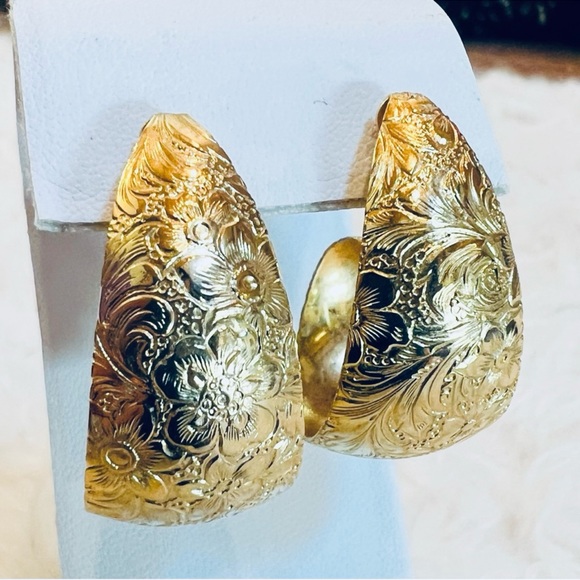 Beautiful, lightweight etched, gold tone, wide costume earrings - Picture 3 of 8